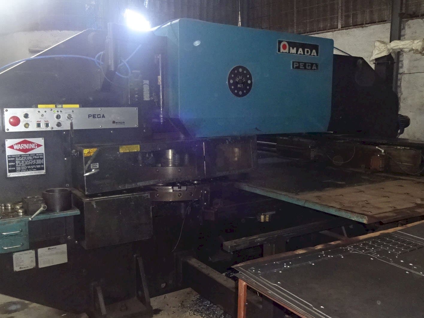 Links zicht  van AMADA PEGA 305072 machine