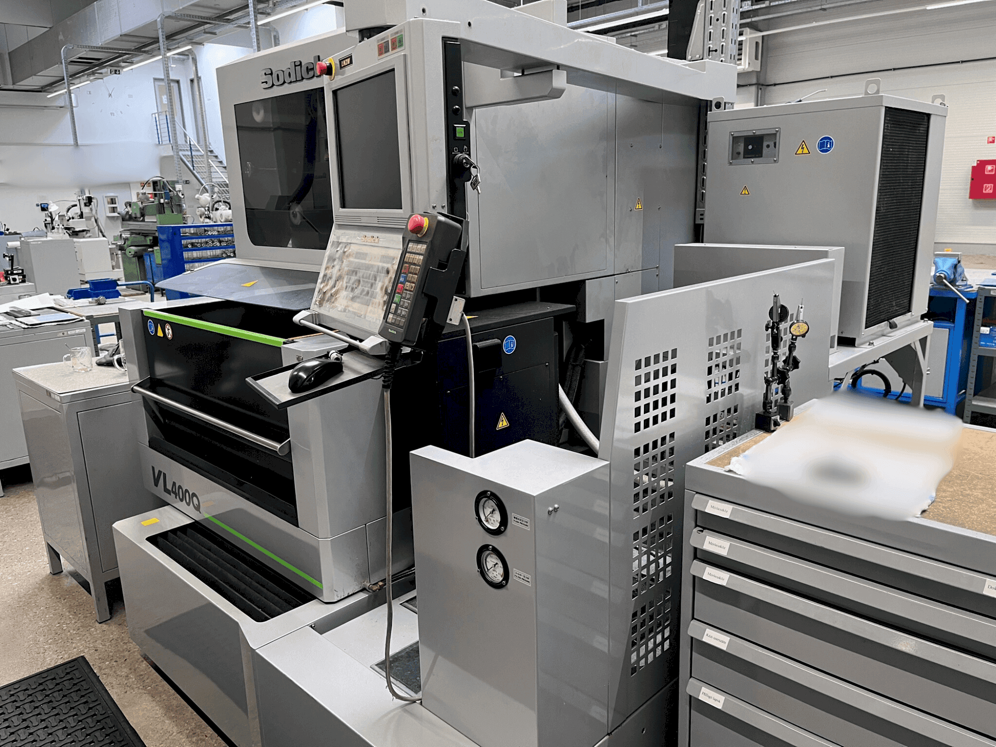 Vooraanzicht  van Sodick VL 400Q  machine