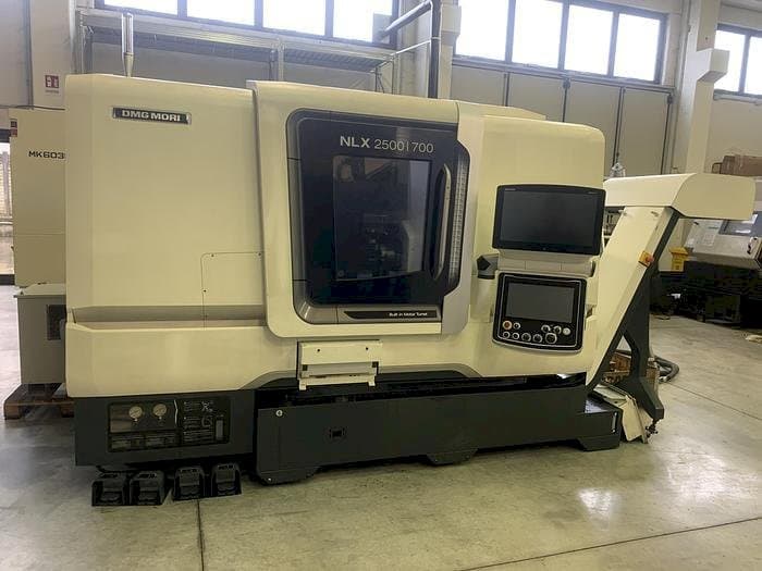 Vooraanzicht van DMG MORI NLX 2500SY machine