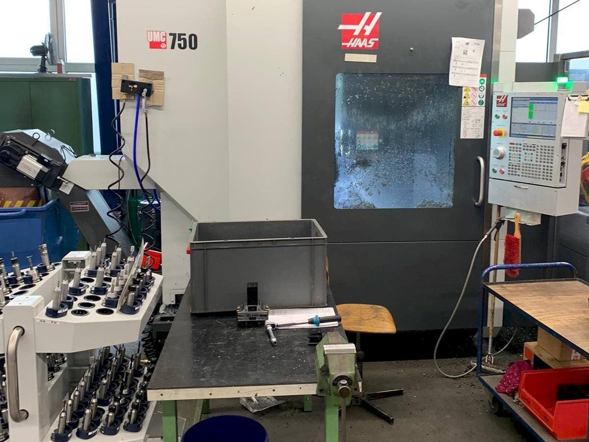 Vooraanzicht van HAAS UMC - 750 machine