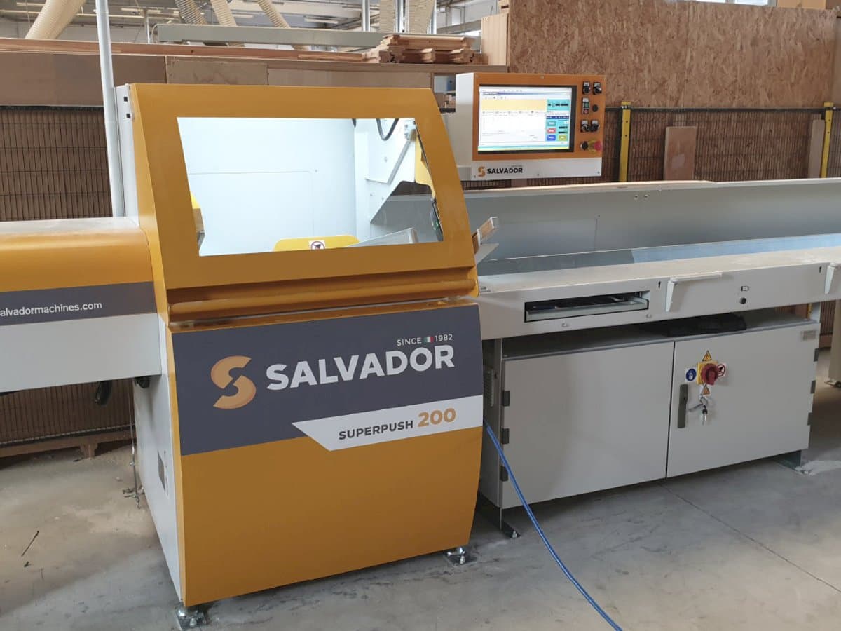 Vooraanzicht van SALVADOR Superpush 200 machine