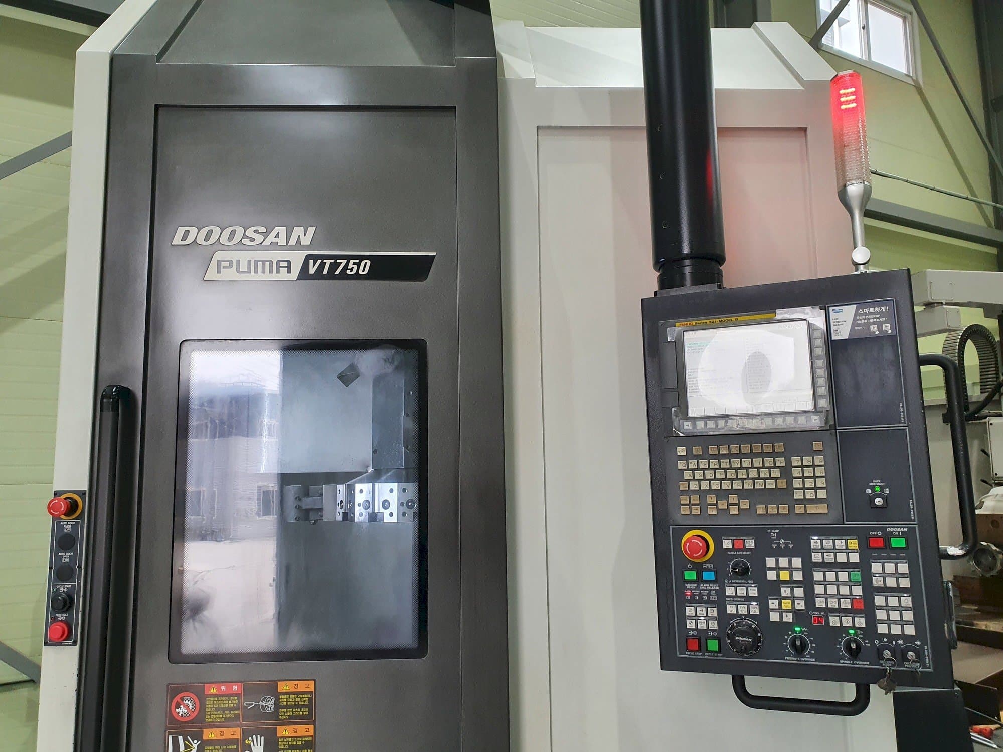 Vooraanzicht van Doosan VT750 machine