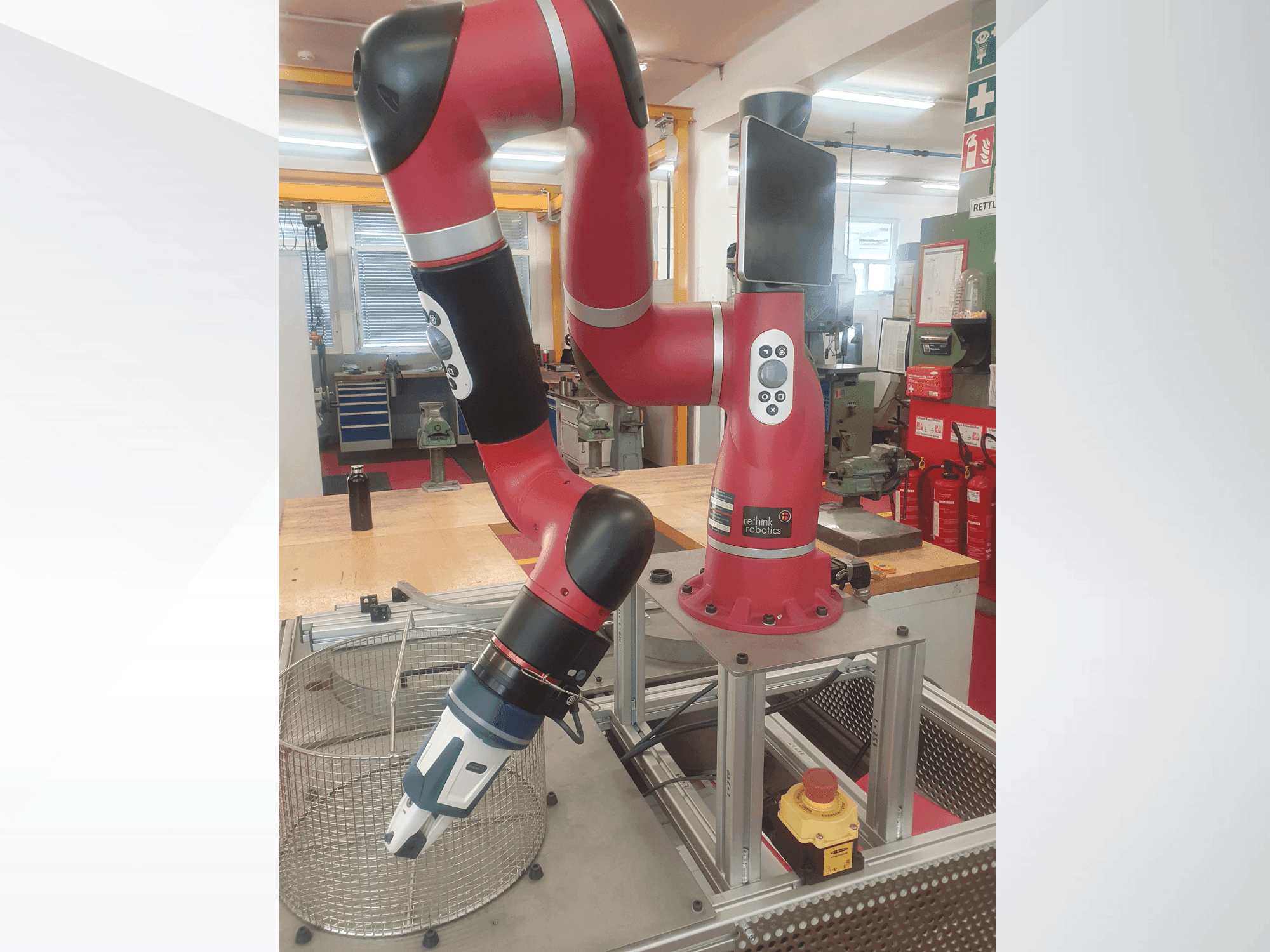 Vooraanzicht  van RETHINK Robotics Sawyer  machine