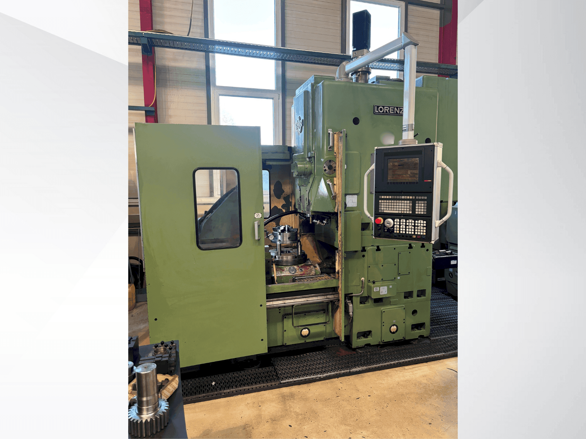 Vooraanzicht van LORENZ LS 420 machine