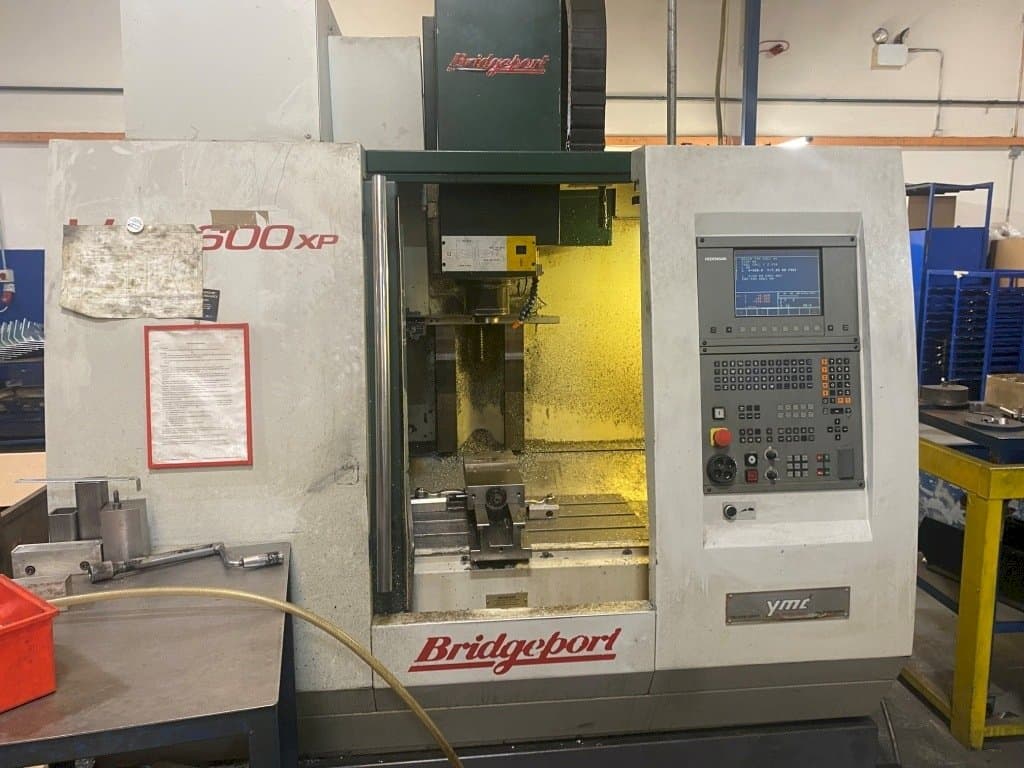Vooraanzicht van Bridgeport VMC 600XP machine