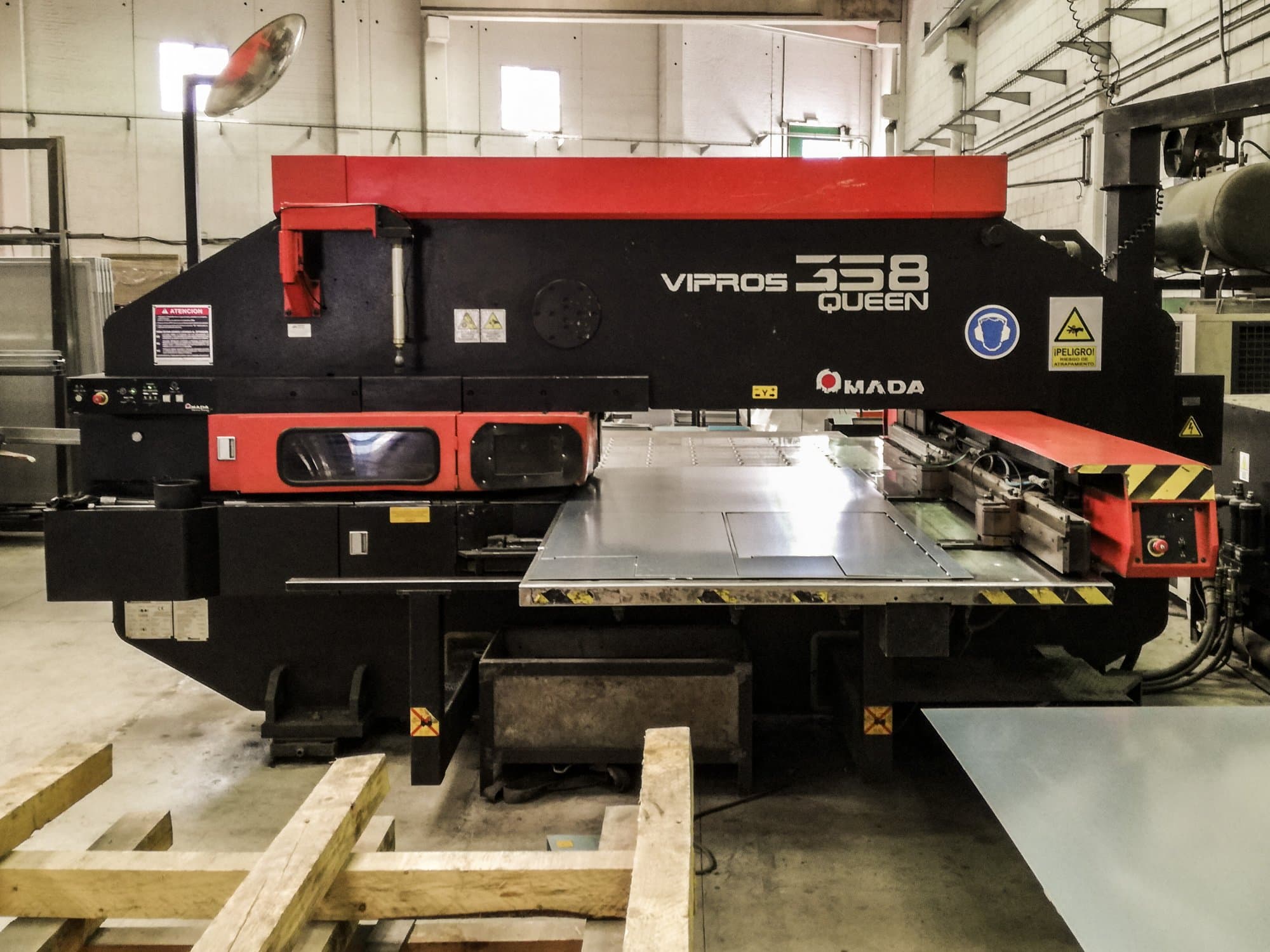 Vooraanzicht van AMADA Vipros 358 QUEEN machine