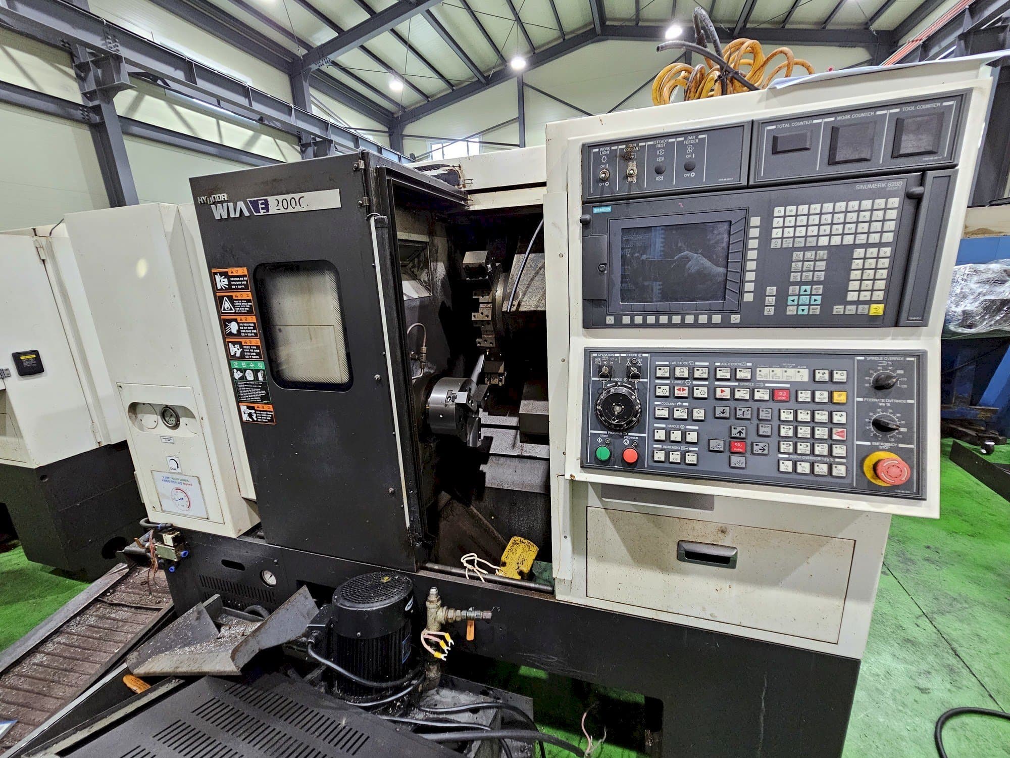 Vooraanzicht van Hyundai Wia E200C machine