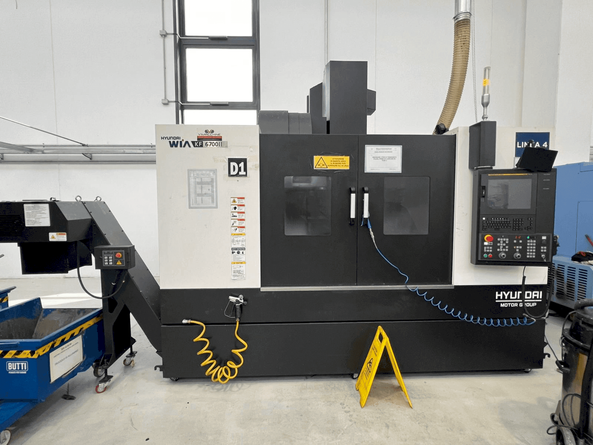 Vooraanzicht van Hyundai Wia KF 6700 II machine