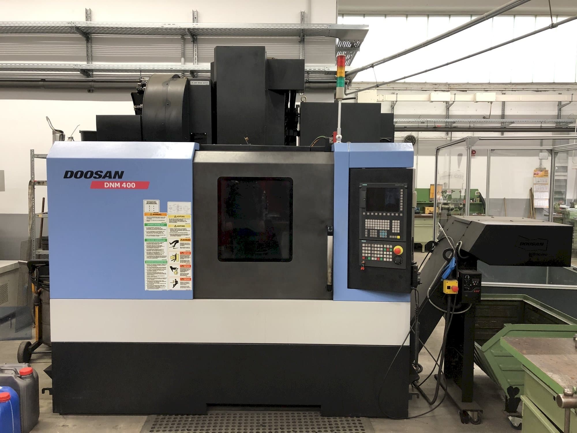 Vooraanzicht van Doosan DNM 400 machine