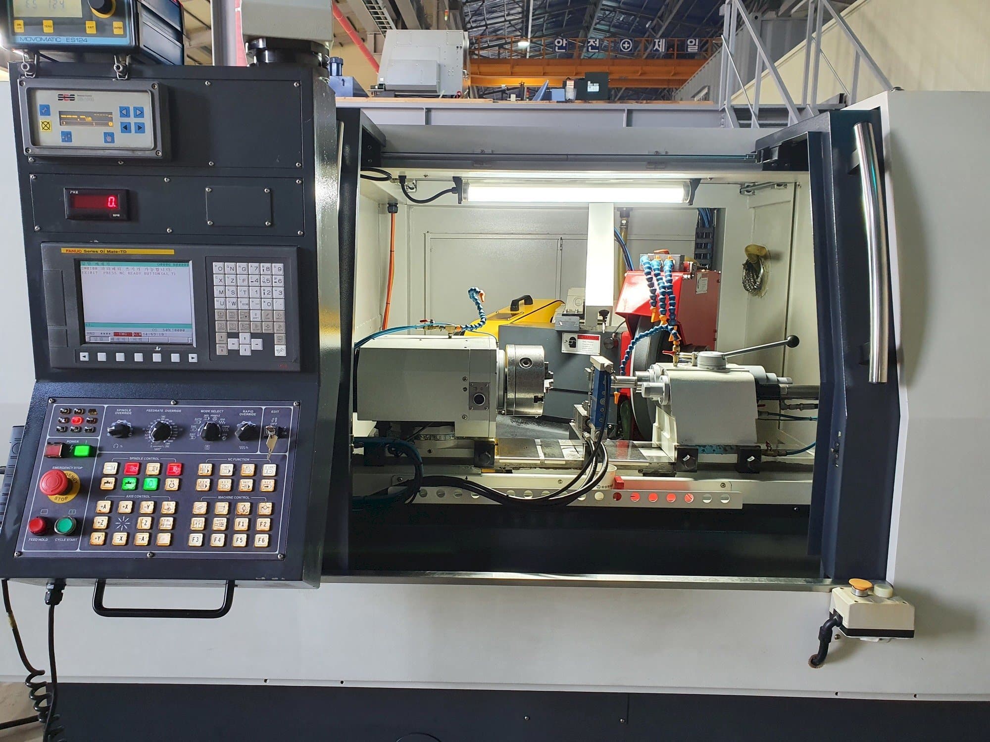 Vooraanzicht van e-tech EGA-3250CNC machine