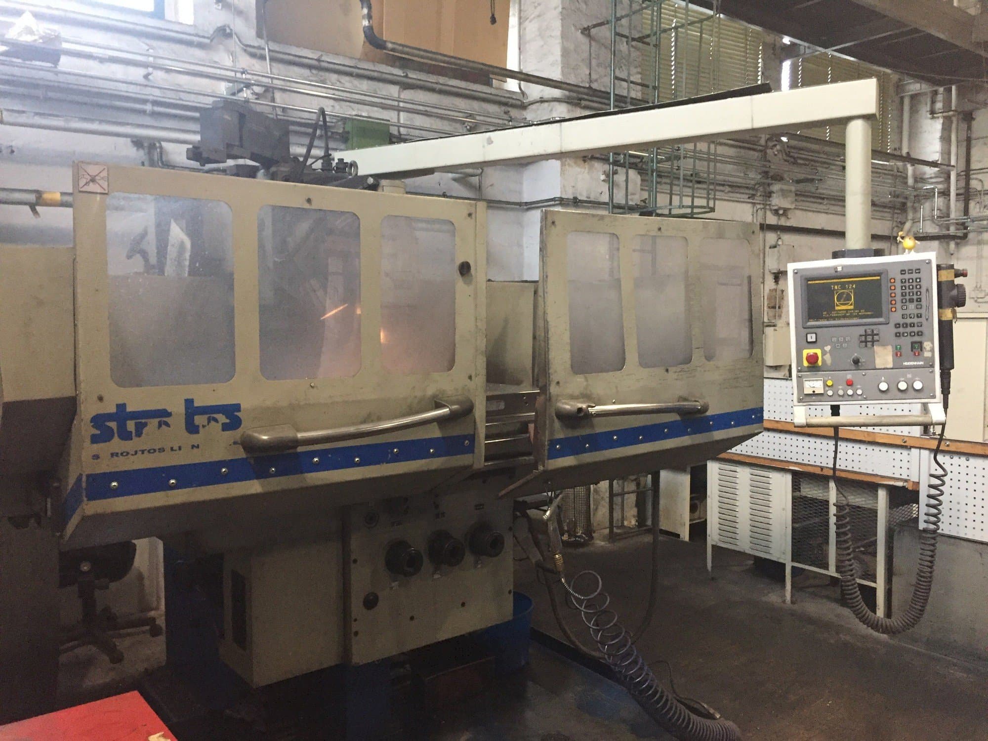 Vooraanzicht van Strojtos FGS 63 NCP machine