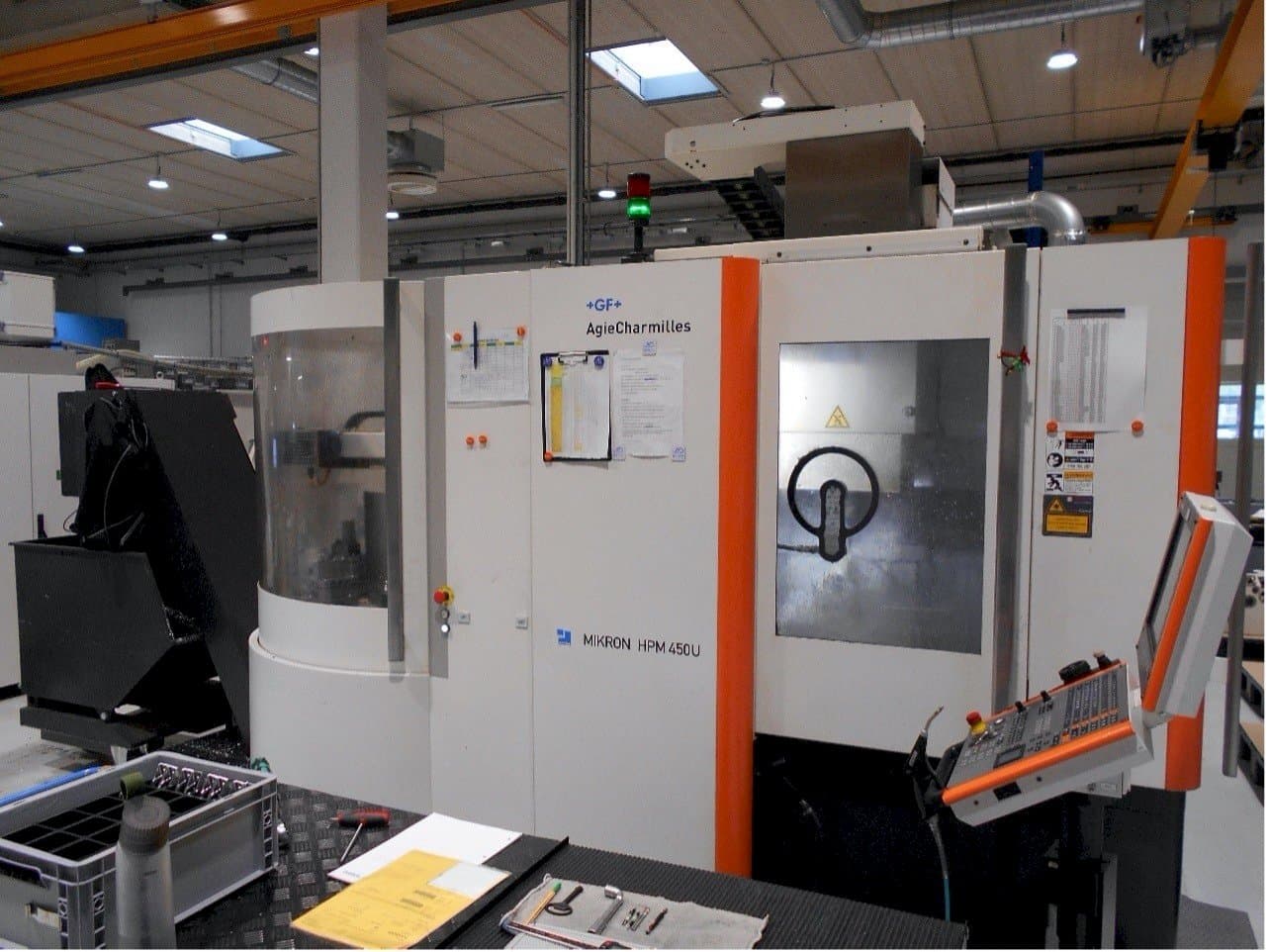 Vooraanzicht  van AgieCharmilles Mikron HPM 450U  machine