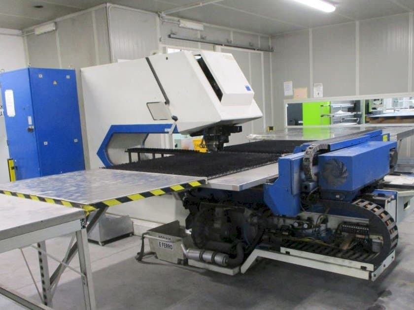 Vooraanzicht van Trumpf Trumatic 2000R machine