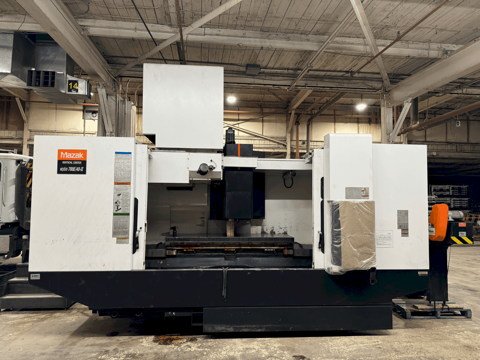 Vooraanzicht  van Mazak VCN 700E/40-II  machine
