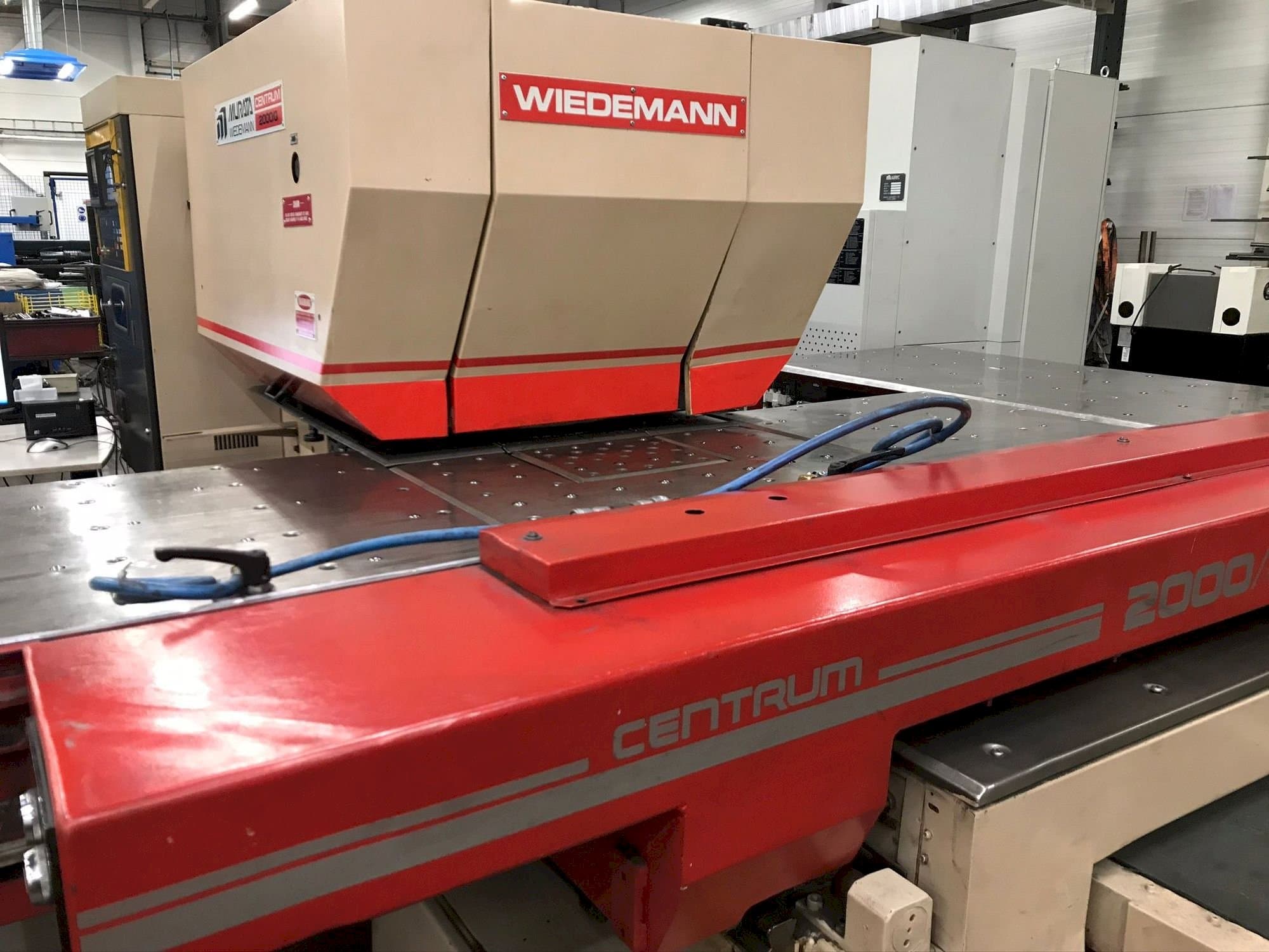 Vooraanzicht van MURATA Wiedemann 2000/Q machine