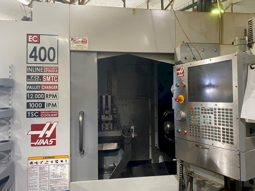 Vooraanzicht van HAAS EC-400 machine