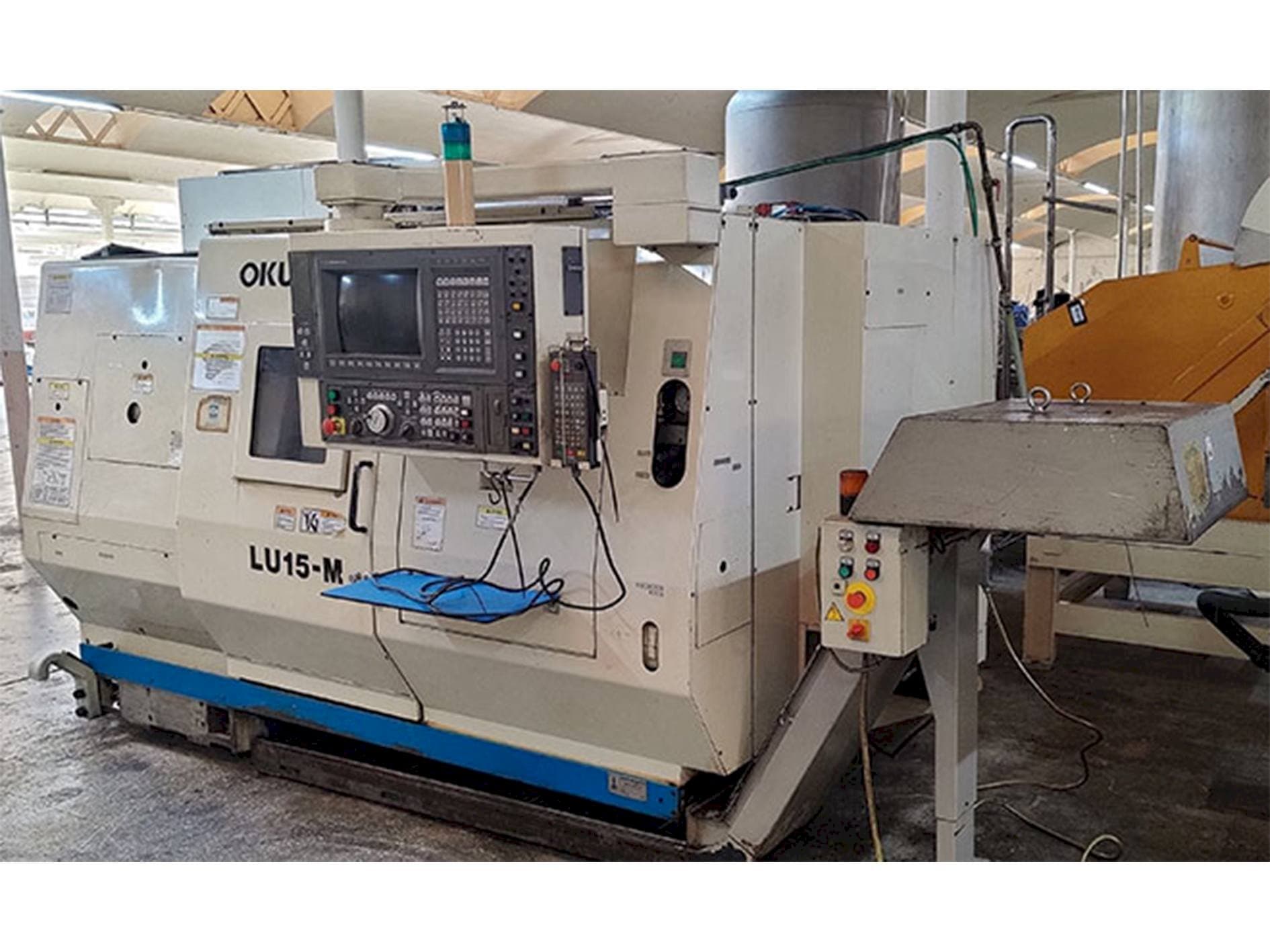 Vooraanzicht van Okuma LU-15M machine