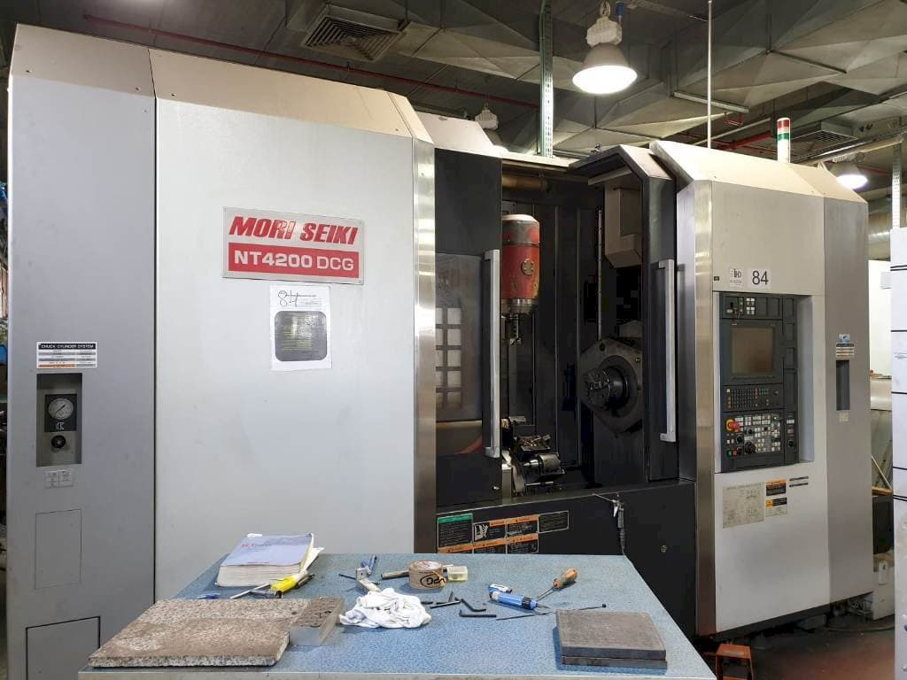 Vooraanzicht van MORI SEIKI NT4200 DCG machine