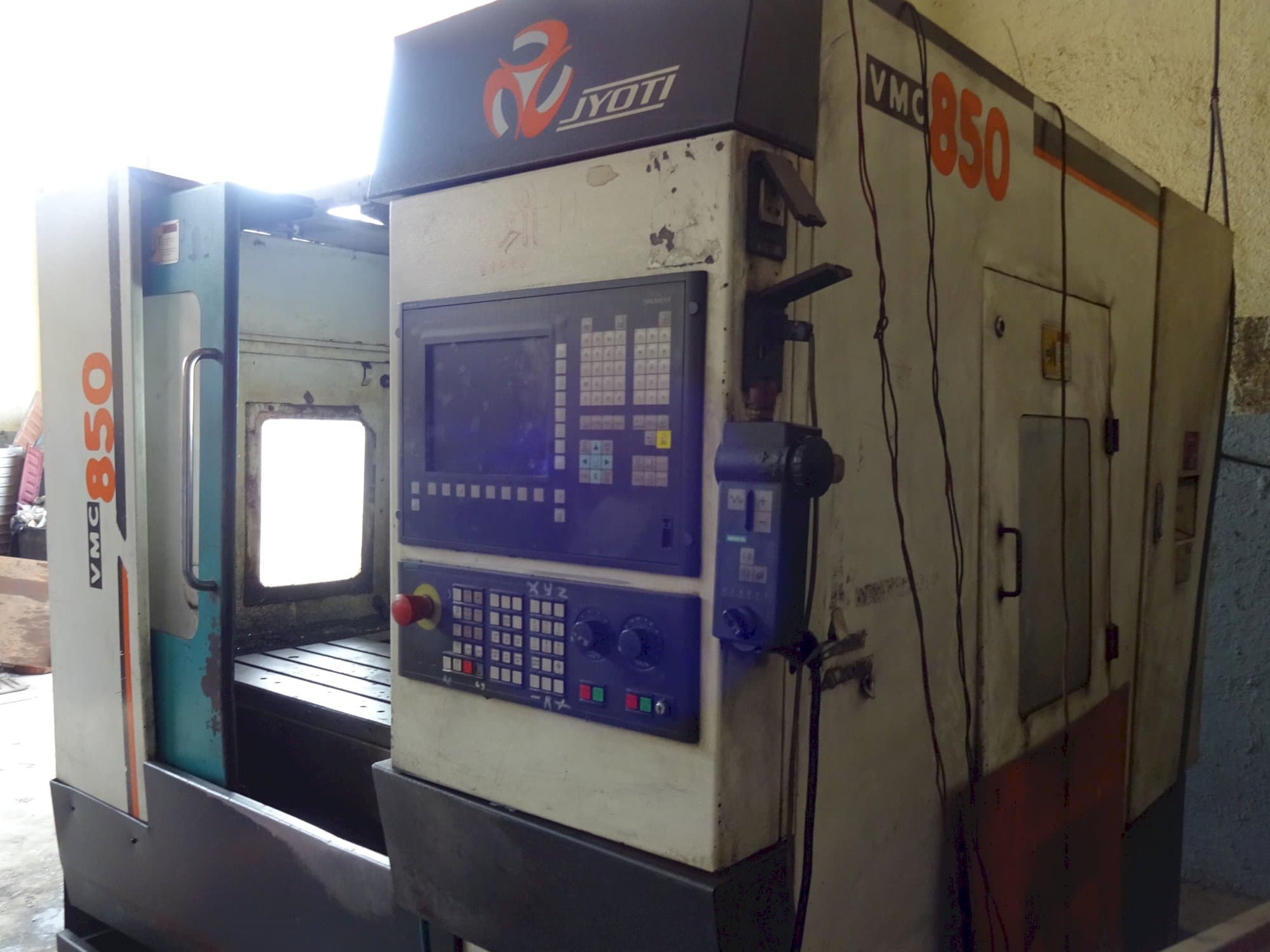 Recht aanzicht  van JYOTI VMC 850 machine
