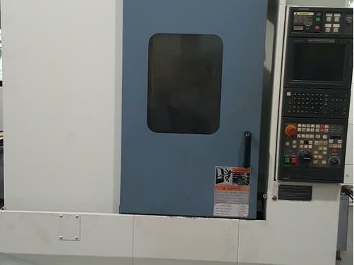 Vooraanzicht van MORI SEIKI Accumill 4000 machine