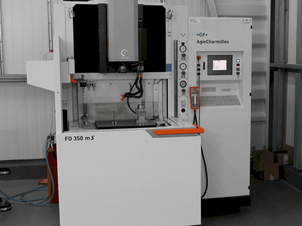 Vooraanzicht van AgieCharmilles FO350MS machine