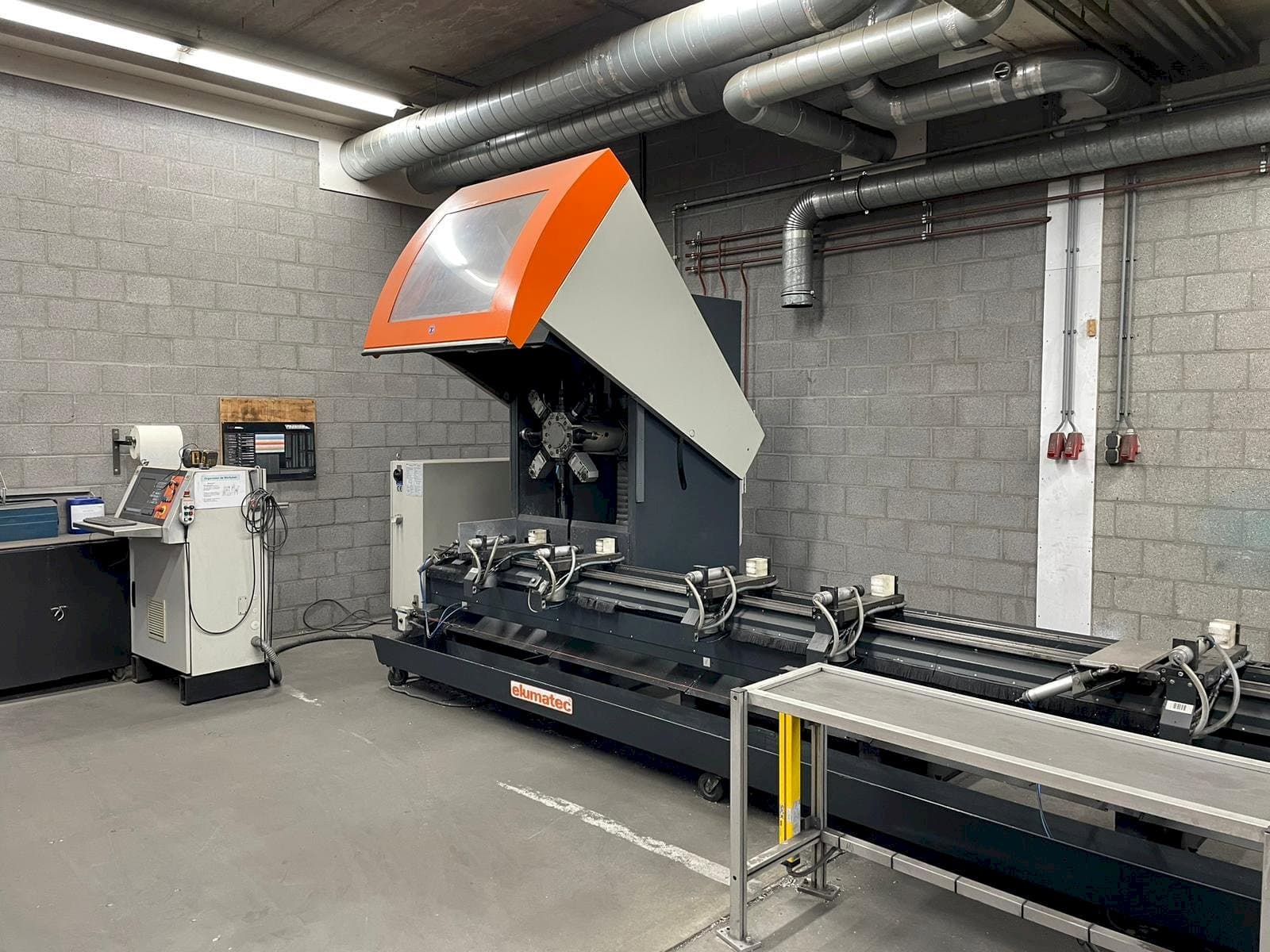 Vooraanzicht van Elumatec RBF 8 machine