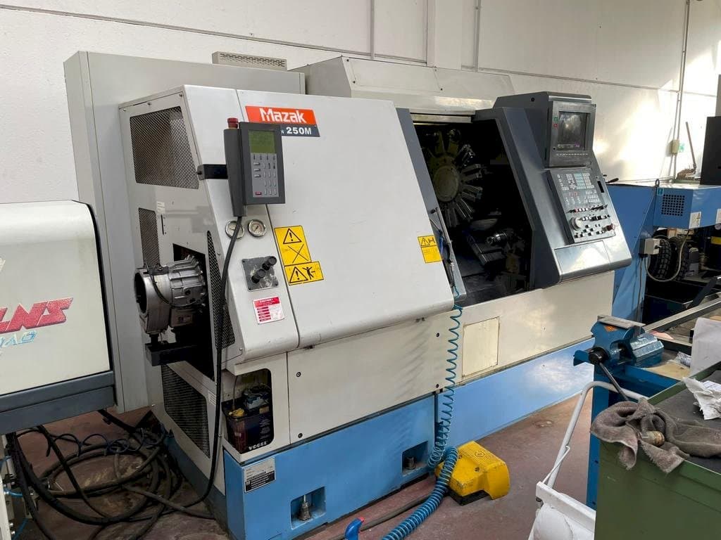 Vooraanzicht van Mazak SQT 250M machine
