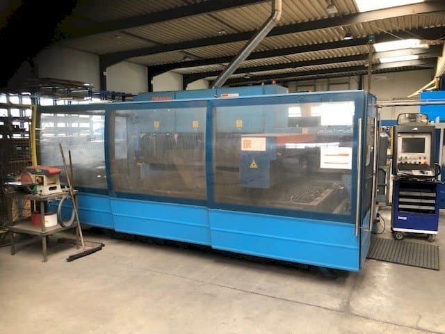 Vooraanzicht van Prima Industrie Platino 1530 machine