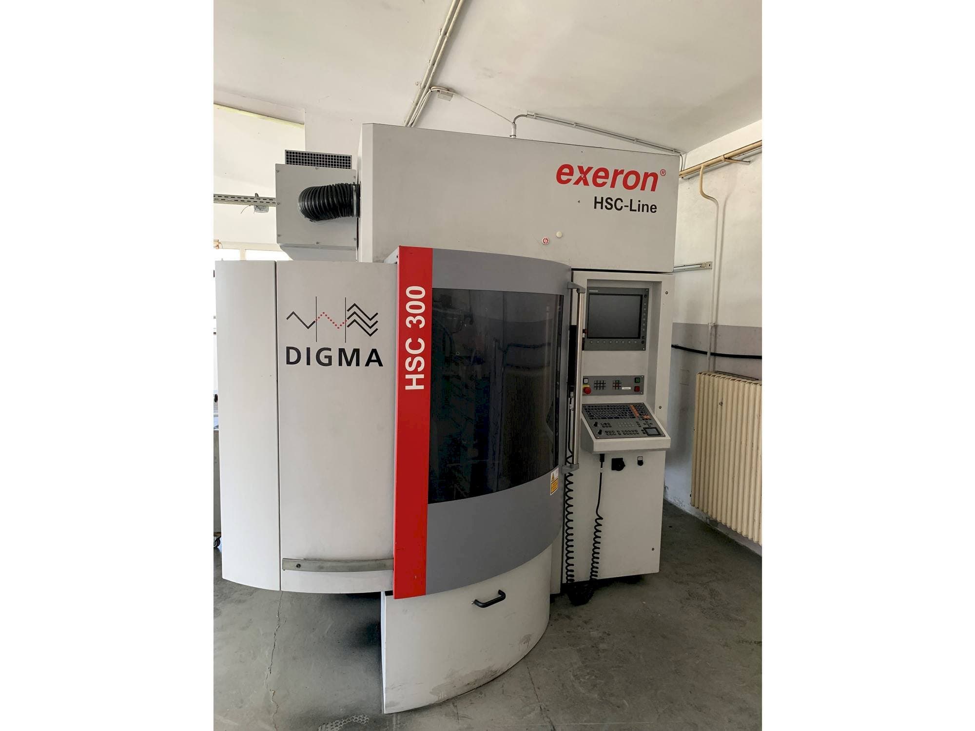 Vooraanzicht van Exeron HSC 300P machine