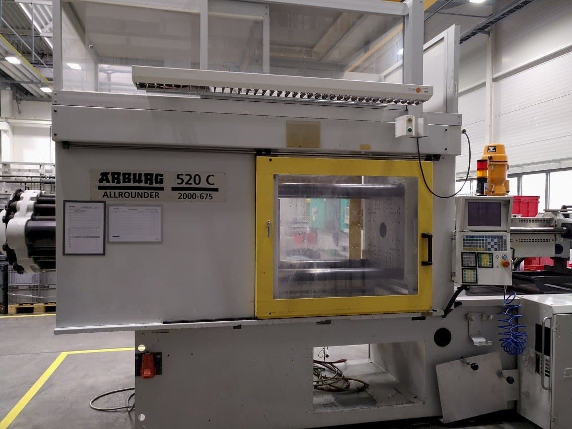 Vooraanzicht van Arburg 520 C 2000–675 machine