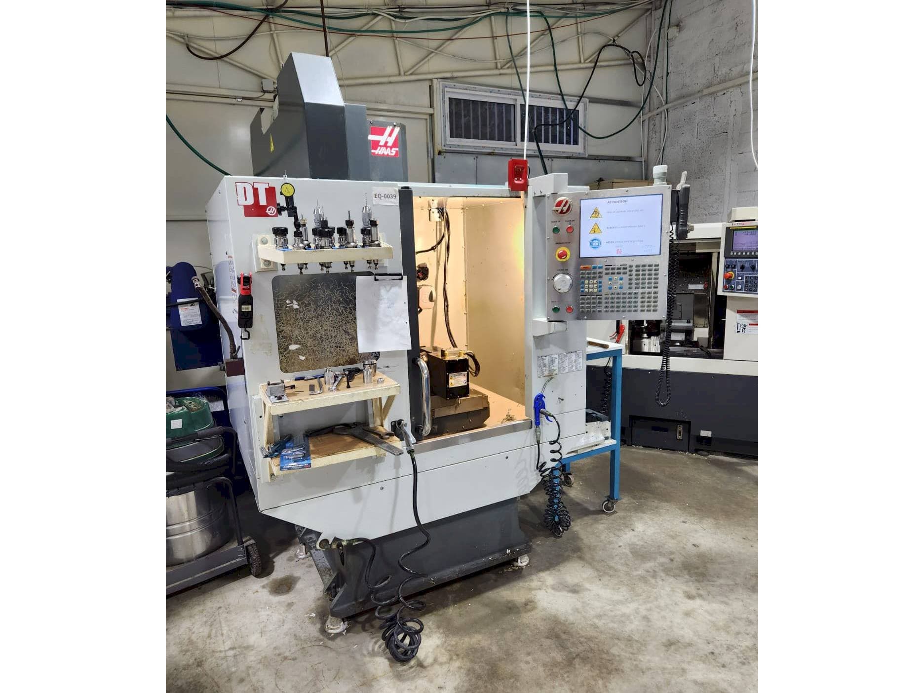 Vooraanzicht van HAAS DT-1 machine