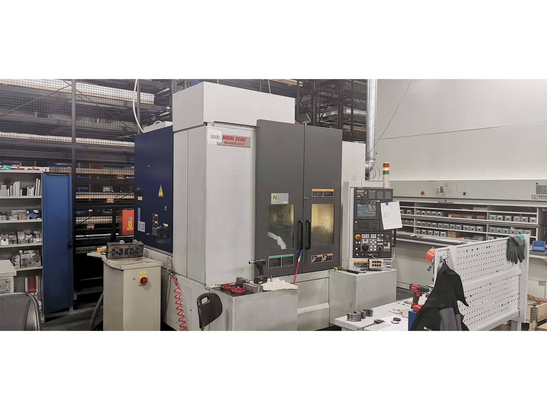 Vooraanzicht van MORI SEIKI NV4000 machine
