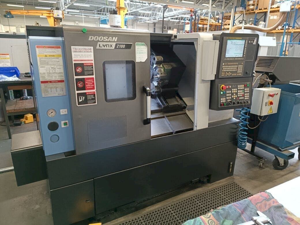 Vooraanzicht van DOOSAN Lynx 2100A machine