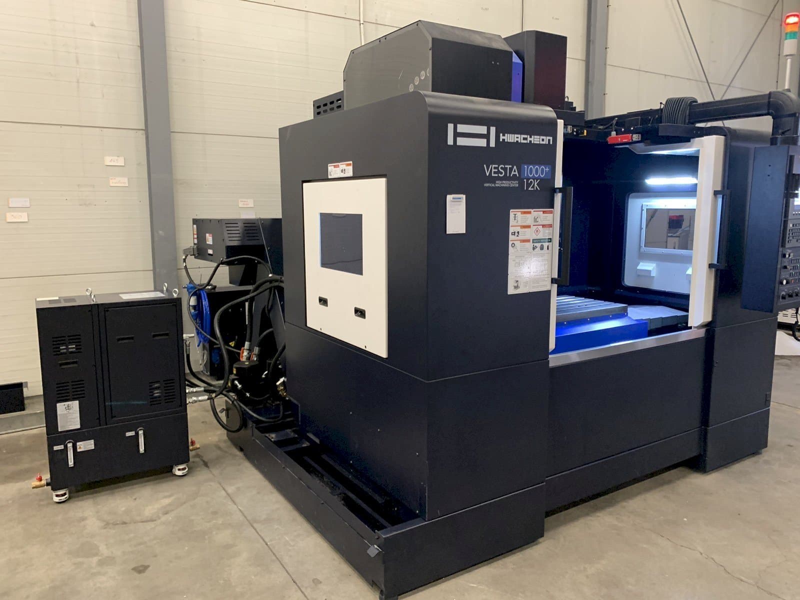 Vooraanzicht van HWACHEON VESTA-1000+ machine