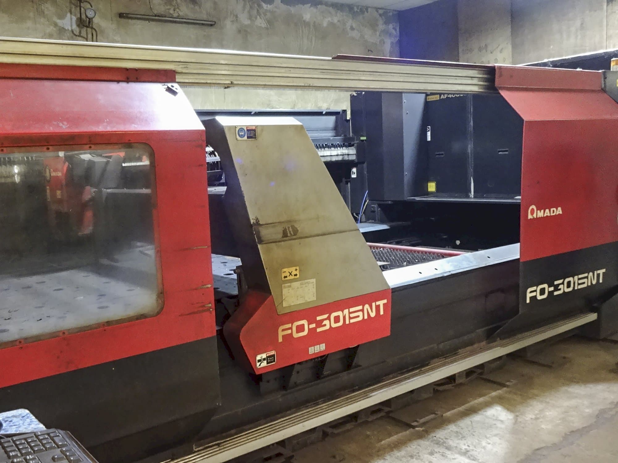 Links zicht van AMADA F03015NT machine