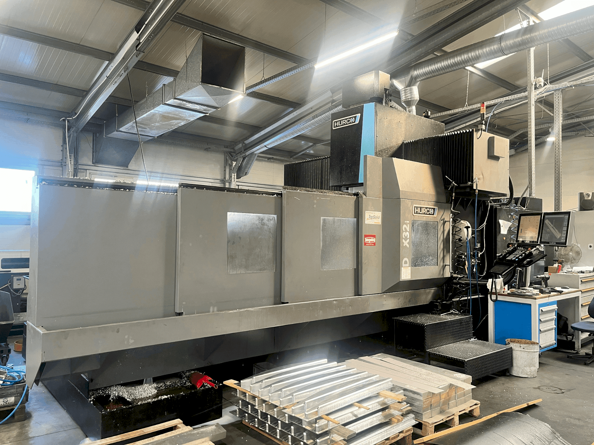 Vooraanzicht van Hurco DCX32i machine