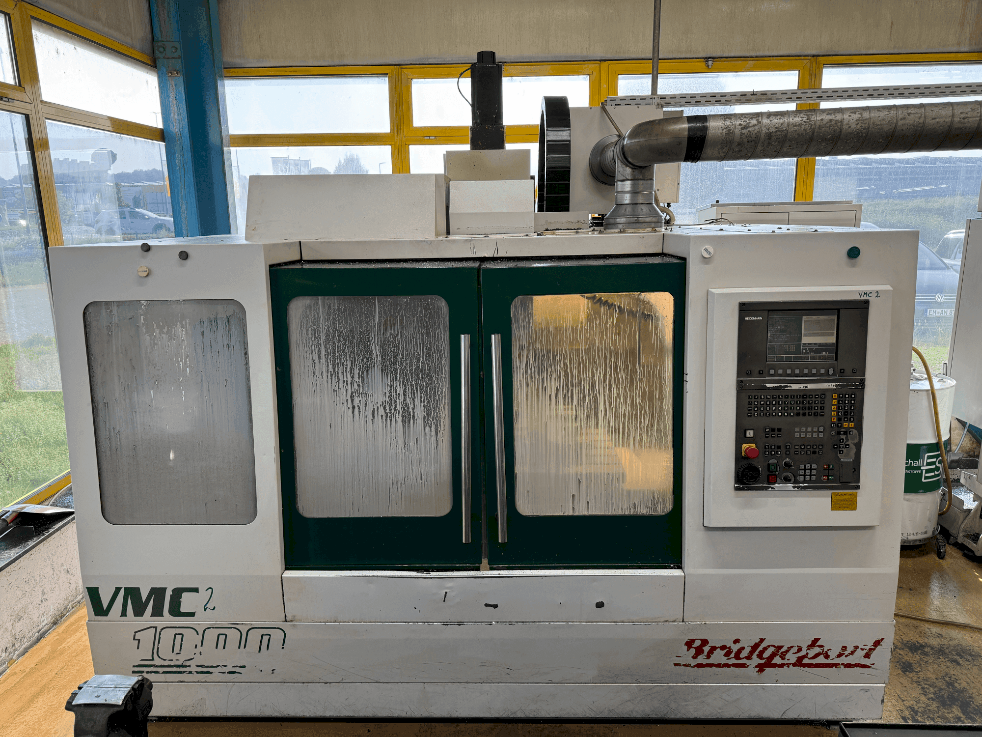 Vooraanzicht van Bridgeport VMC 1000/22 machine