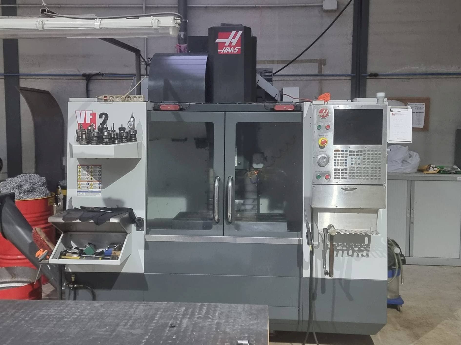 Vooraanzicht van HAAS VF-2 machine