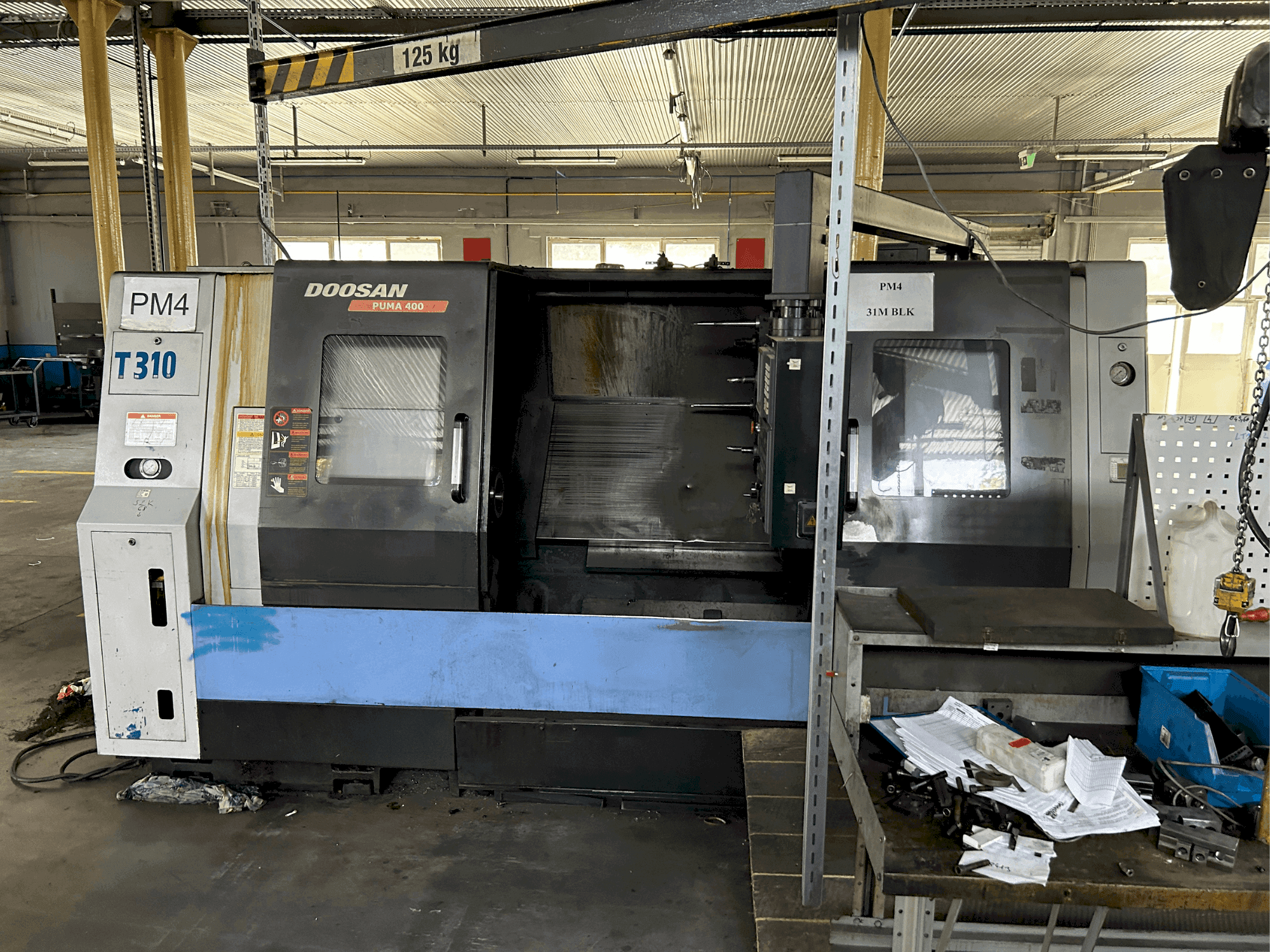 Vooraanzicht van DOOSAN puma 400 B machine