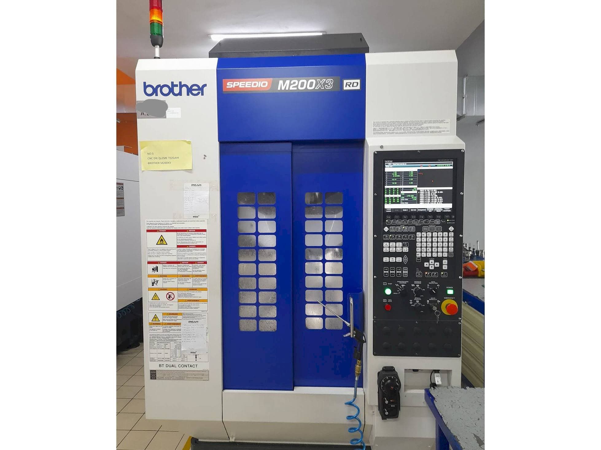 Vooraanzicht van Brother M200X3 machine