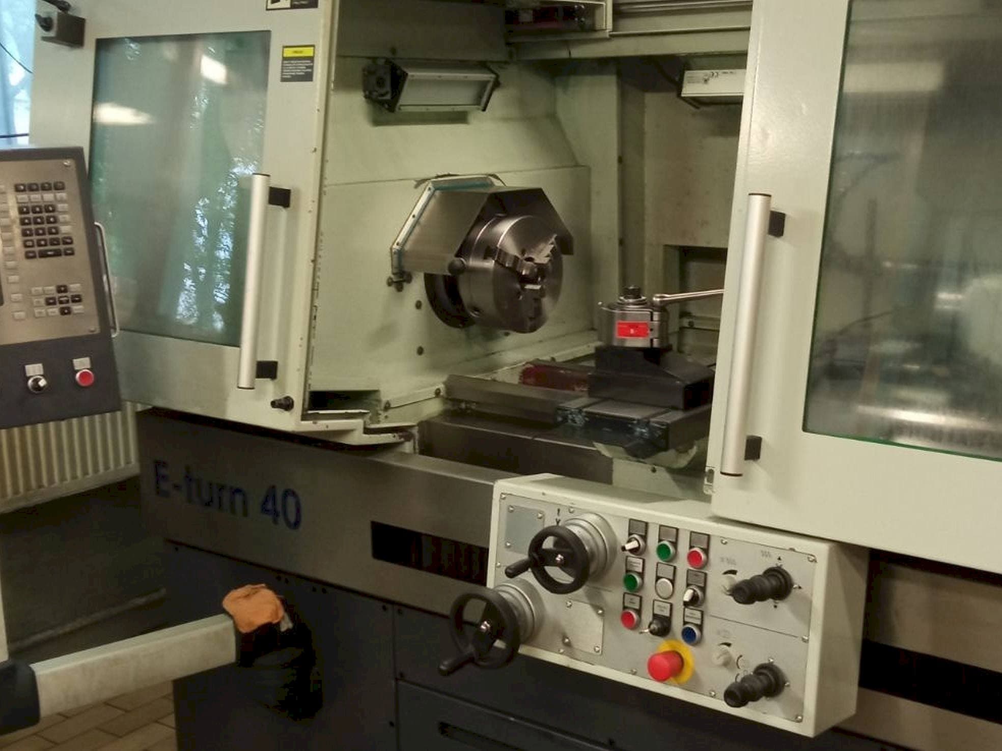 Vooraanzicht van Avia E-turn 40 machine