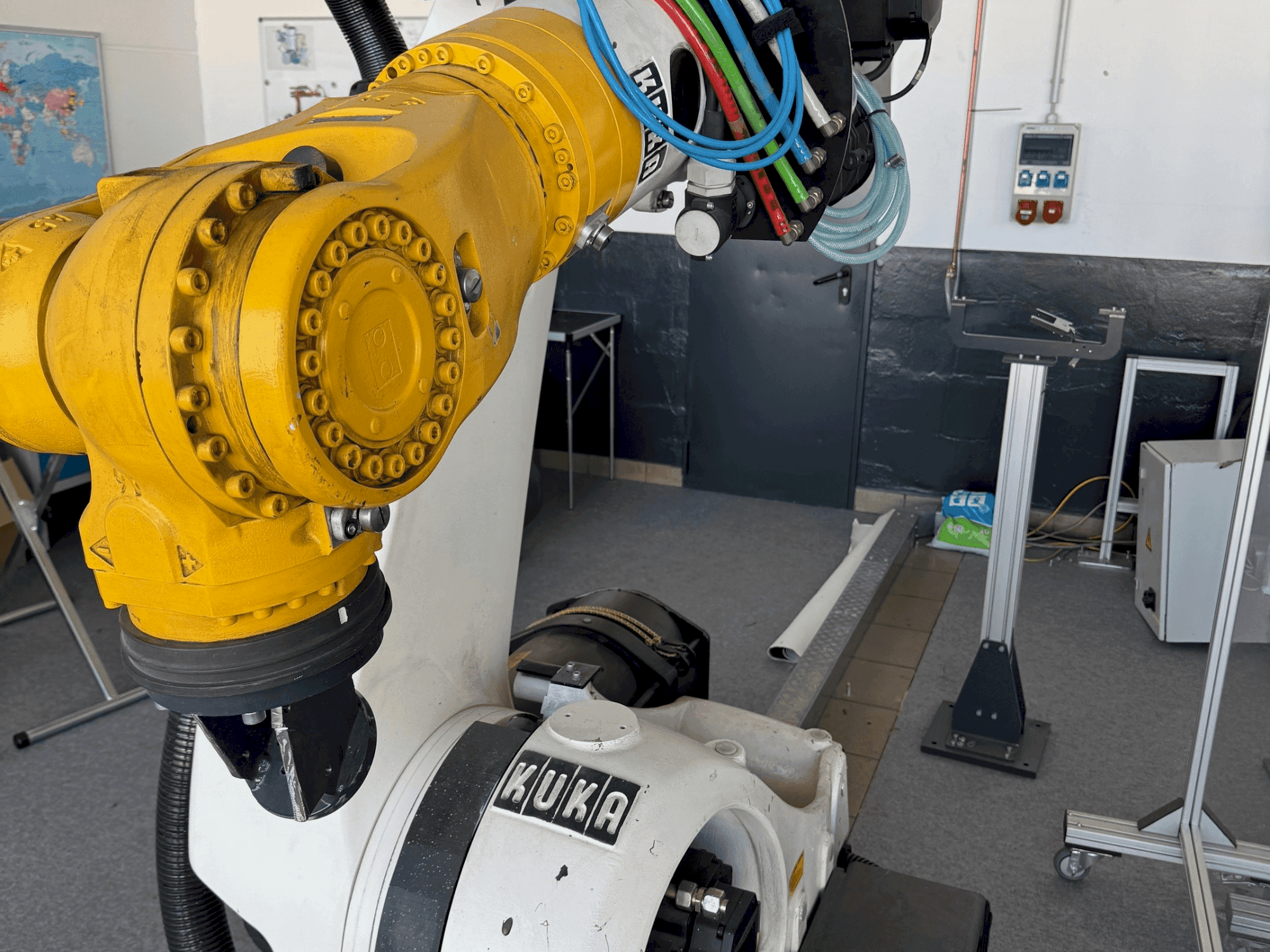 Vooraanzicht  van KUKA KR210 2000-2  machine