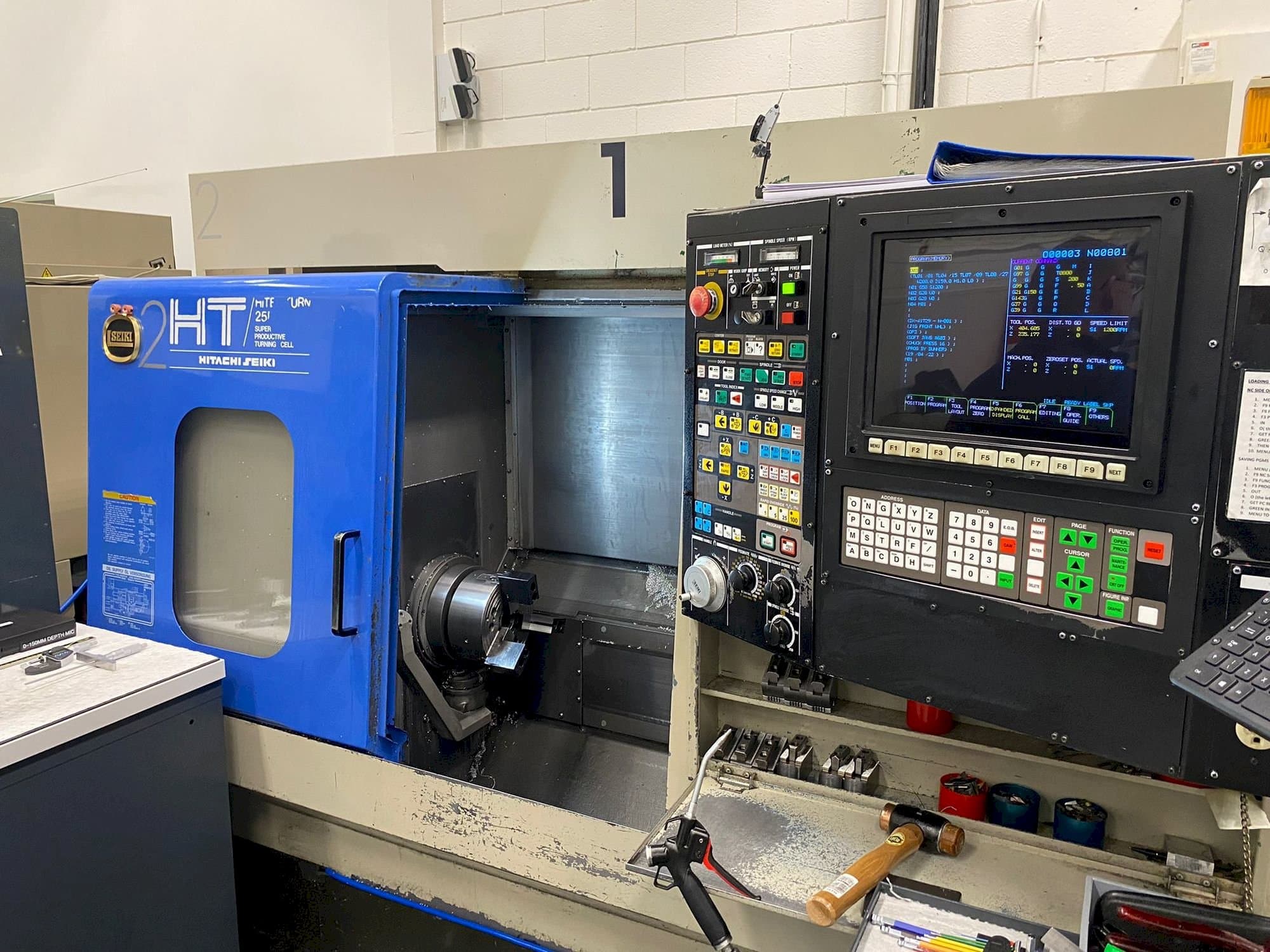 Vooraanzicht van HITACHI SEIKI Hi Tech 25R machine