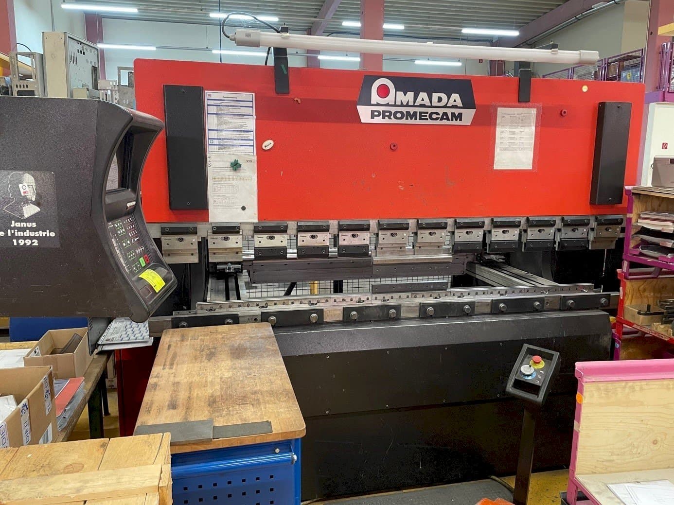 Vooraanzicht van AMADA APX 80-25 machine