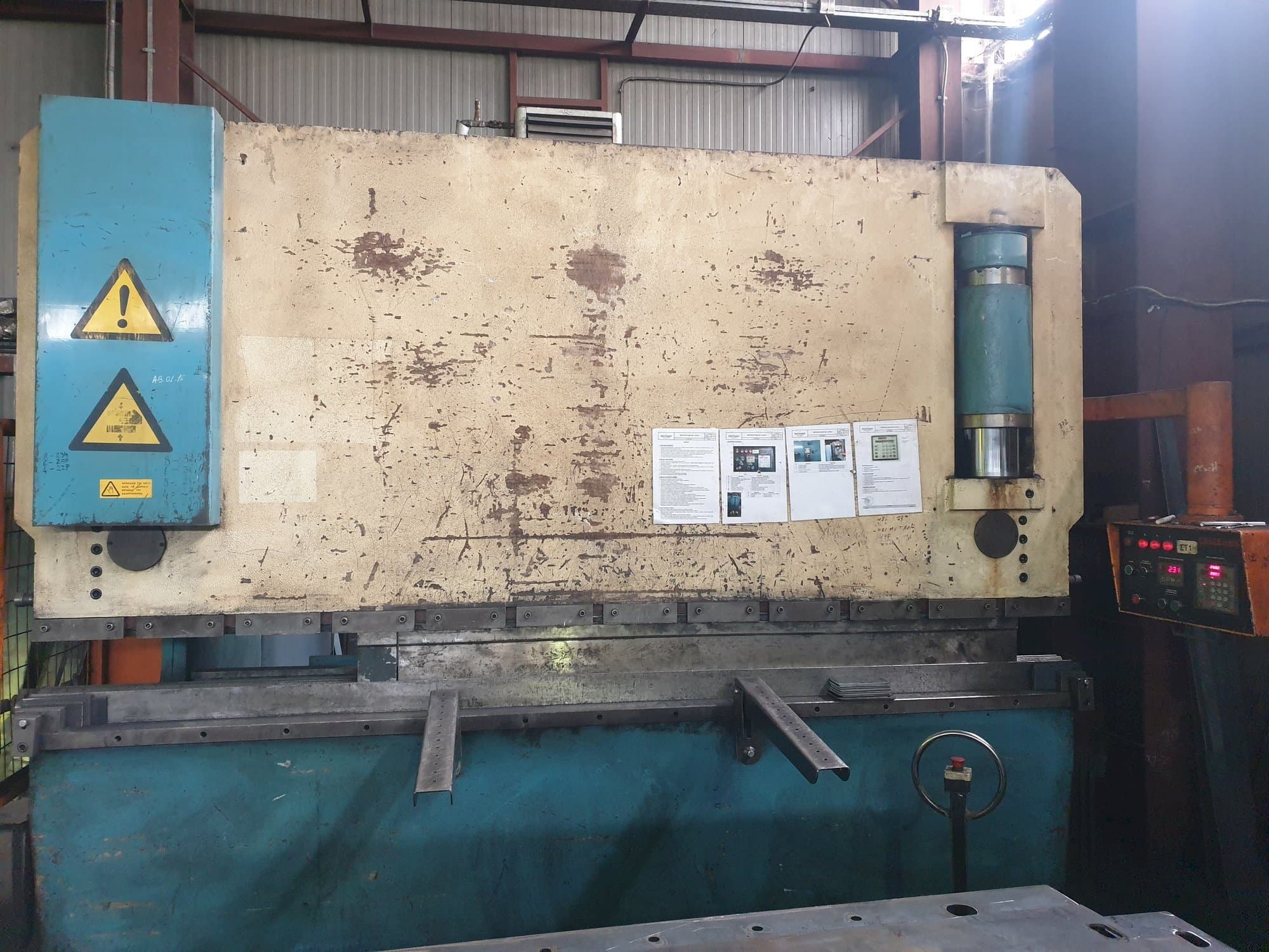 Vooraanzicht van GIZELIS PB 130/3000 machine