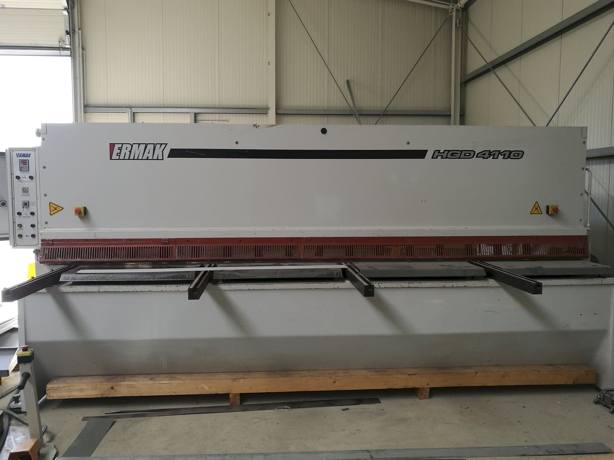 Vooraanzicht van ERMAKSAN HGD 4100x10 machine