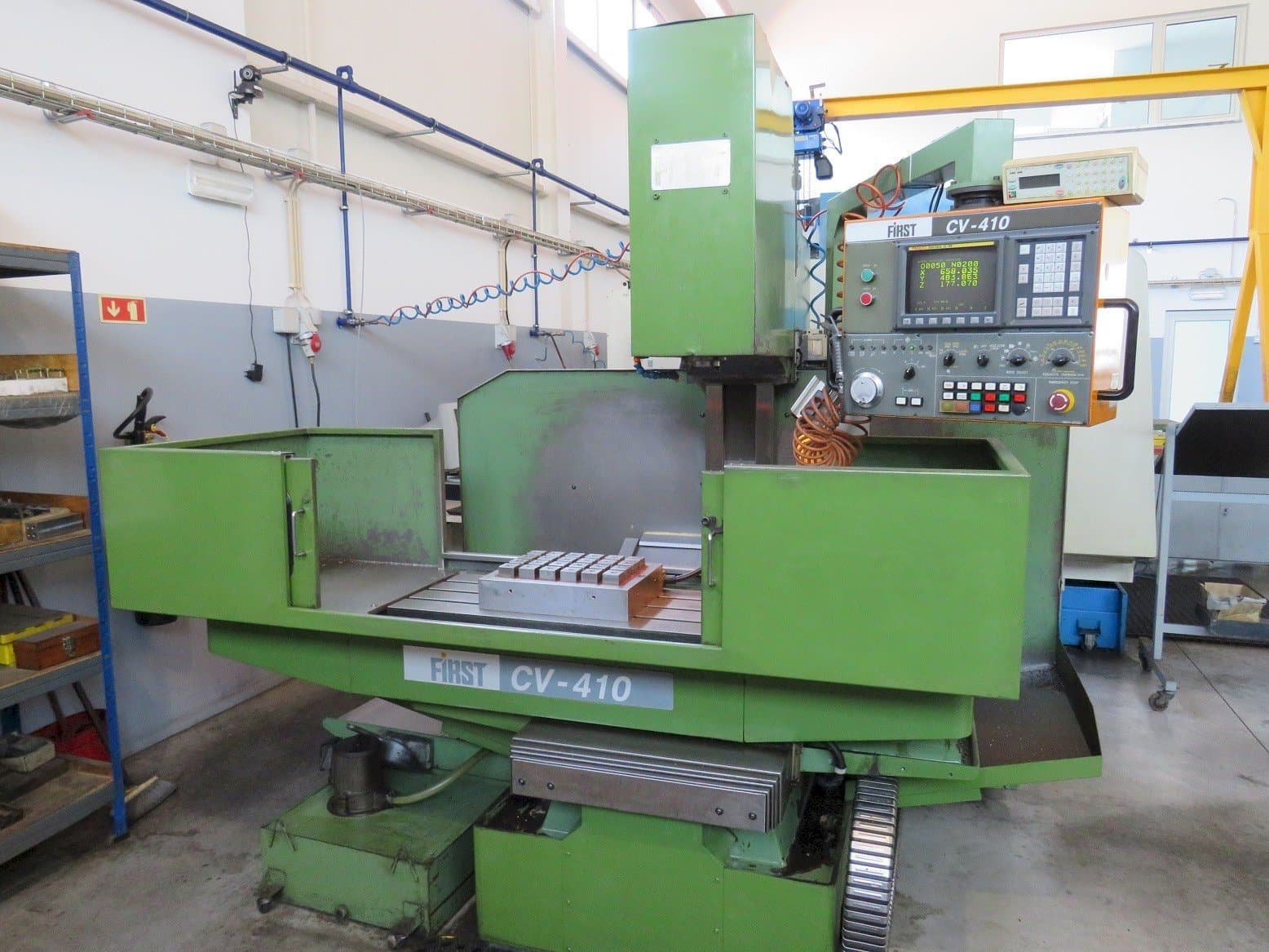 Vooraanzicht van FIRST CV-410 machine
