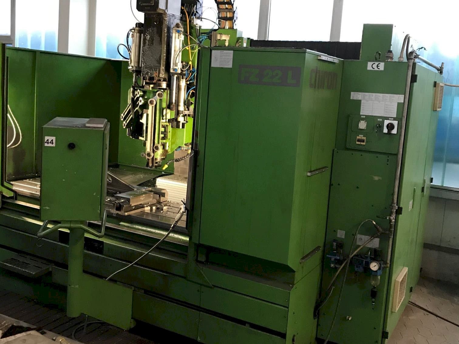 Vooraanzicht van CHIRON FZ 22 L machine