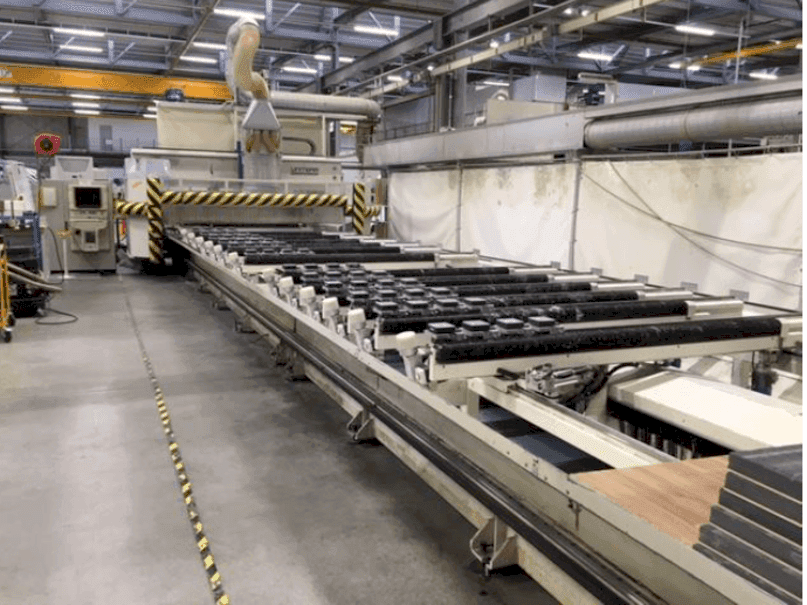 Linkerzijdeaanzicht van Uniteam 5 achs machine