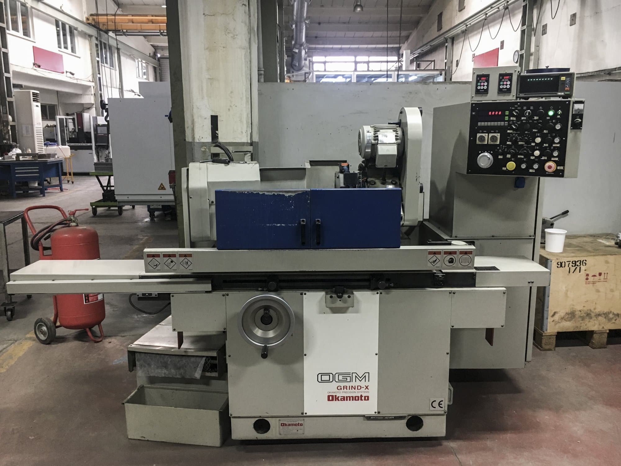 Vooraanzicht  van OKAMOTO OGM-250UDX machine